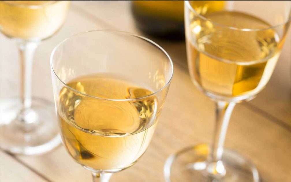 Il Bicchiere Giusto Per Degustare Il Vino Passito Cantine Di Dolianova